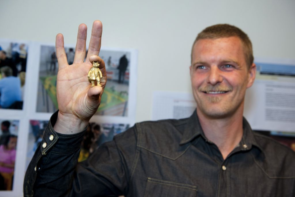 Artist Florentijn Hofman with a miniature Staalman